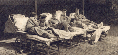 77386 Interieur van het Militair Hospitaal (Springweg 21) te Utrecht: van hun ziekte herstellende militairen in de ...